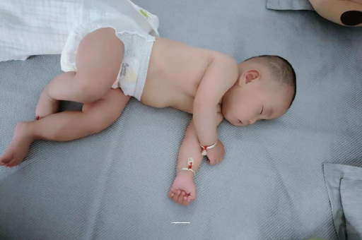 博白三个月宝宝抬头不稳